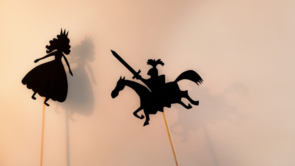 Schattenfiguren eines Ritters und einer Prinzessin