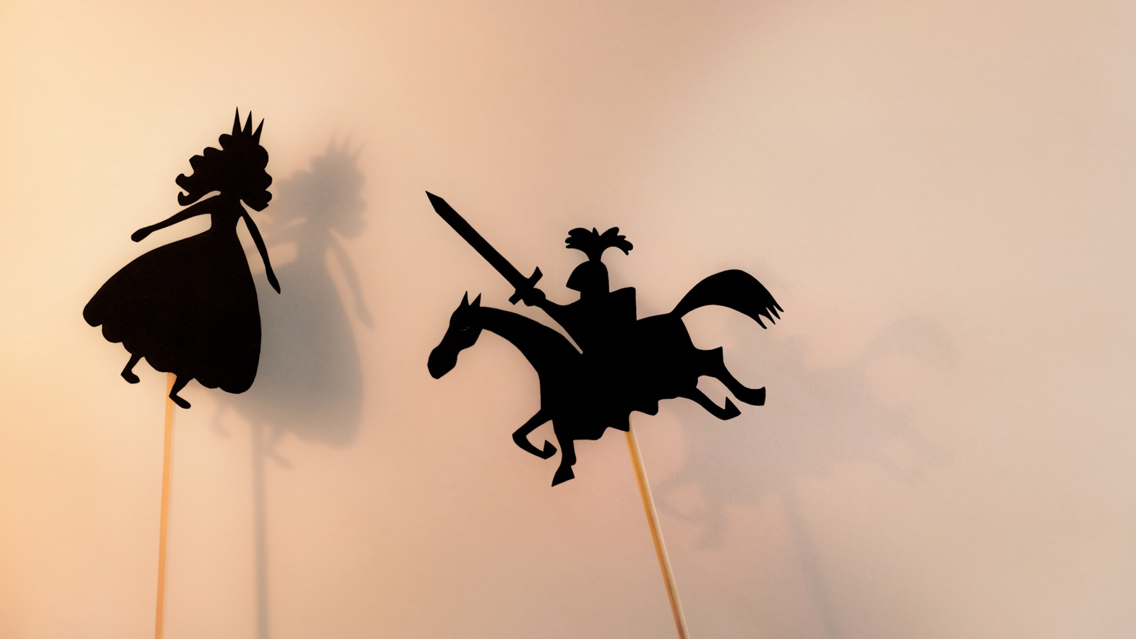Schattenfiguren eines Ritters und einer Prinzessin