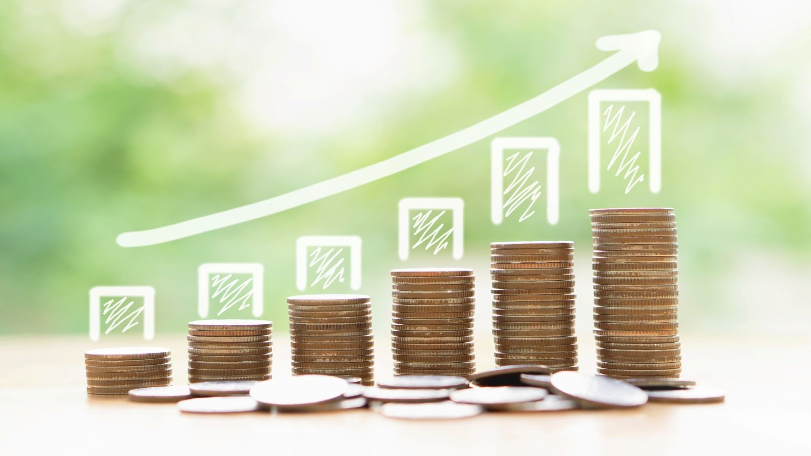 Sechs Stapel mit Münzen von wenig bis viel mit einer illustrierten wachsenden Kurve