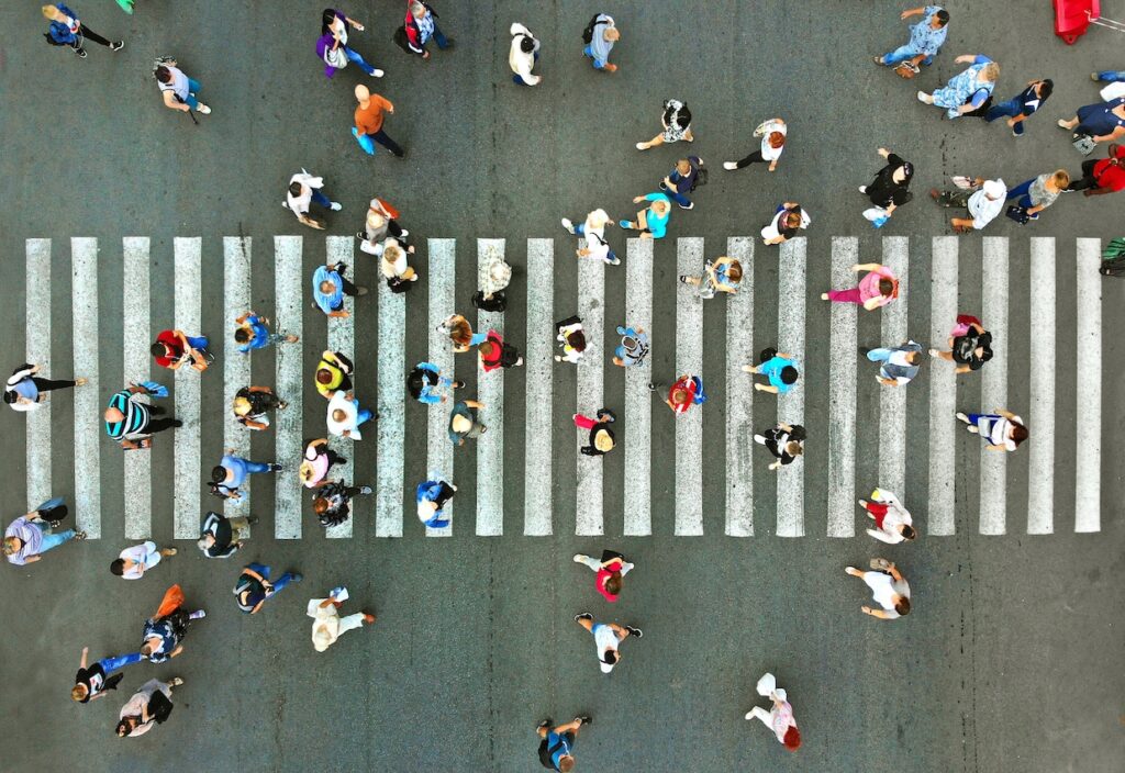 Cross Channel Marketing Artikelbild SMA - Fußgänger überqueren einen Zebrastreifen