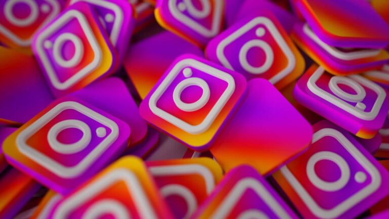 viele Instagram Icons in 3d liegen übereinander - Instagram Post planen