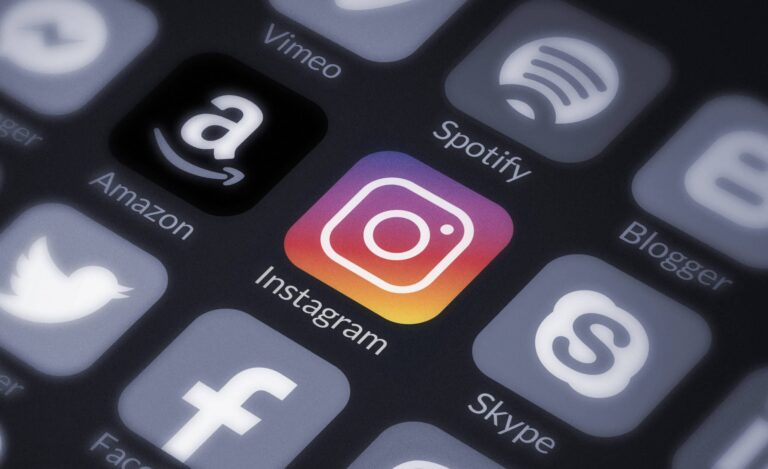 buntes instagram app icon auf Smartphone zwischen anderen Apps