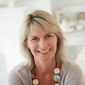 Blonde Frau mit auffälliger Kette