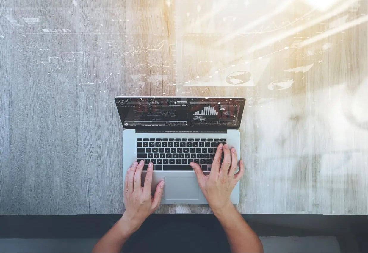 Content Management System ; Laptop mit Diagrammen