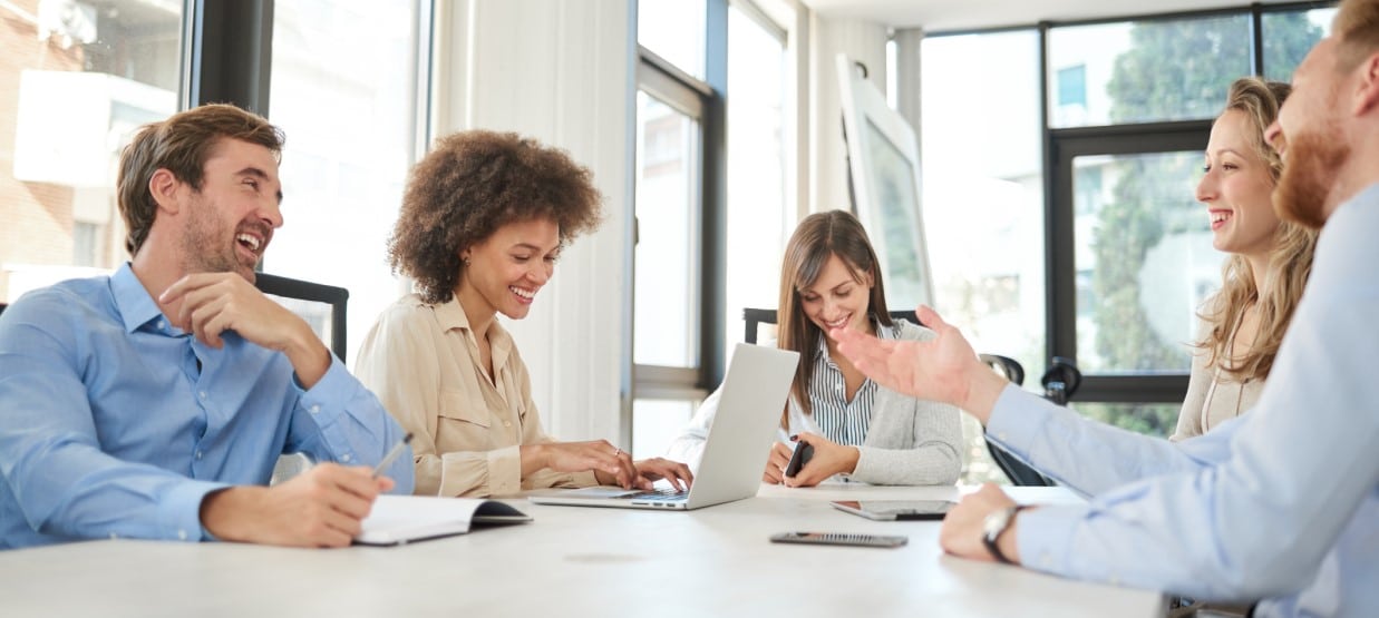 Gruppe von Geschäftsleuten sitzt bei einem Meeting zusammen Digitale Berufe mit Zukunft