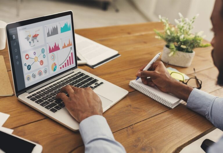 Performance Marketing; mehrere Statistiken auf einem Laptop