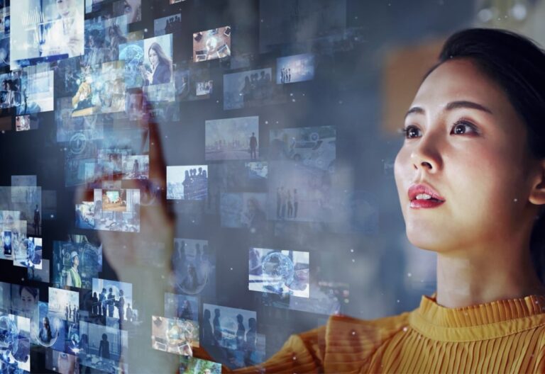 Social Media Trends 2024 ; Frau mit vielen kleinen Bildchen