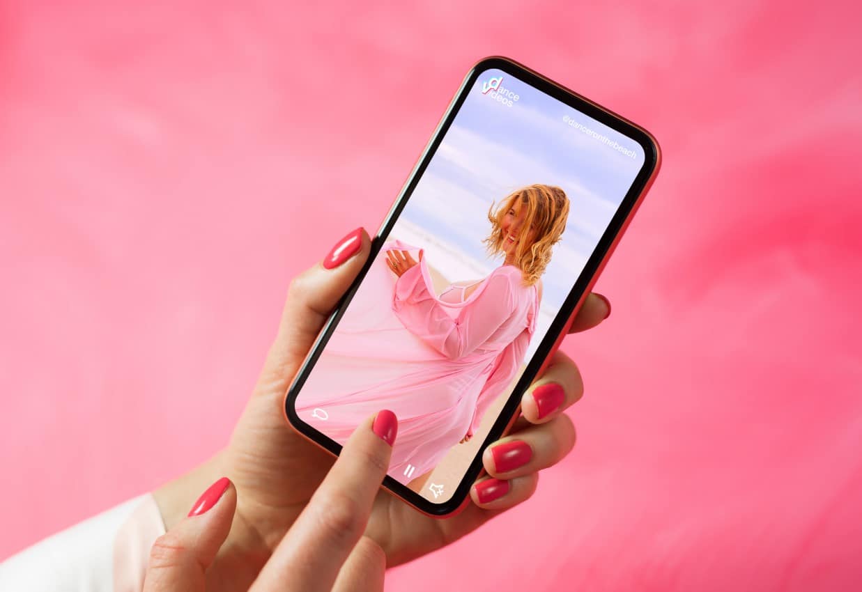 TikTok Marketing , Bild einer Frau in rosa Kleid auf einem Smartphone Display