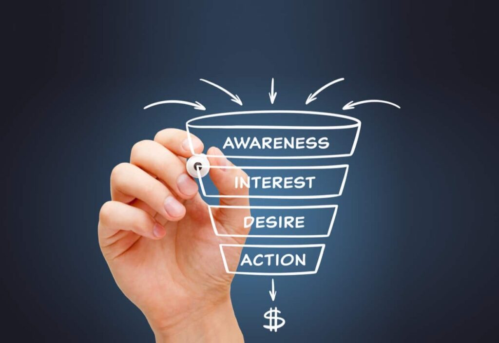 Marketing Funnel ; Hand zeichnet Funnel auf blauem Hintergrund