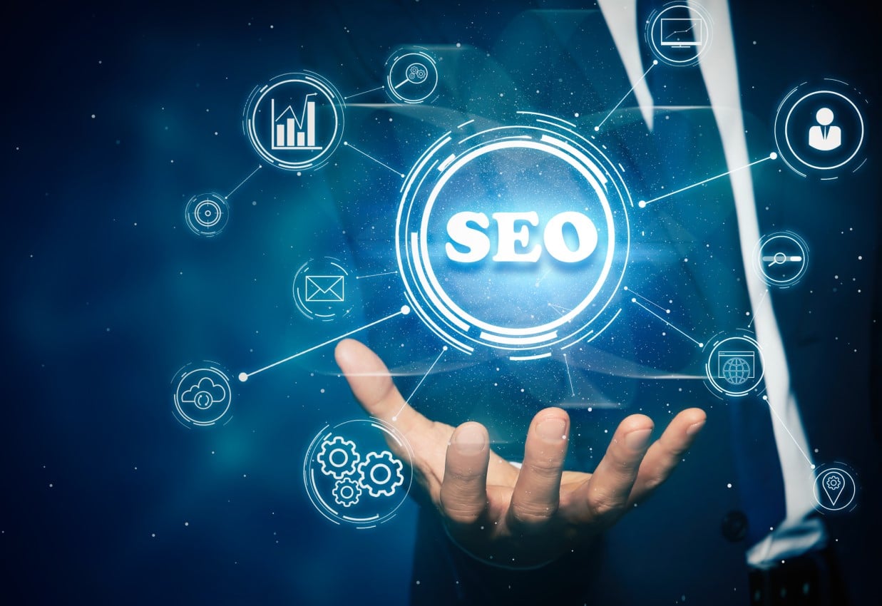 kostenlose SEO Tools; offene Hand mit mehreren Icons