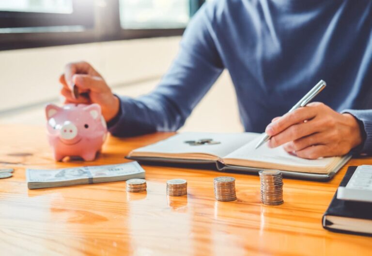 Weiterbildung steuerlich absetzen , Sparschwein Geldmünzen