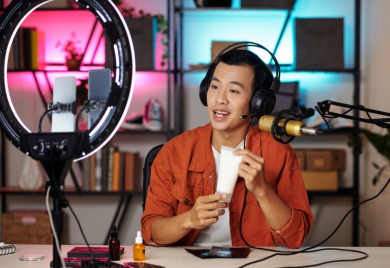 Influencer Marketing ; Mann bewirbt Produkt