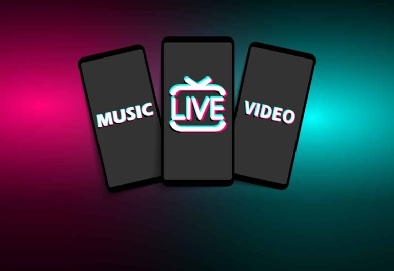 TikTok Algorithmus - drei Smartphones auf blau rotem Hintergrund mit den Worten Music Live Video