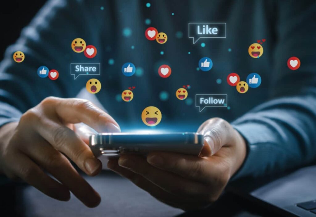 Engagement Rate Instagram - Person am Smartphone über dessen Bildschirm Symbole zu Posten, Liken, Folgen abgebildet sind