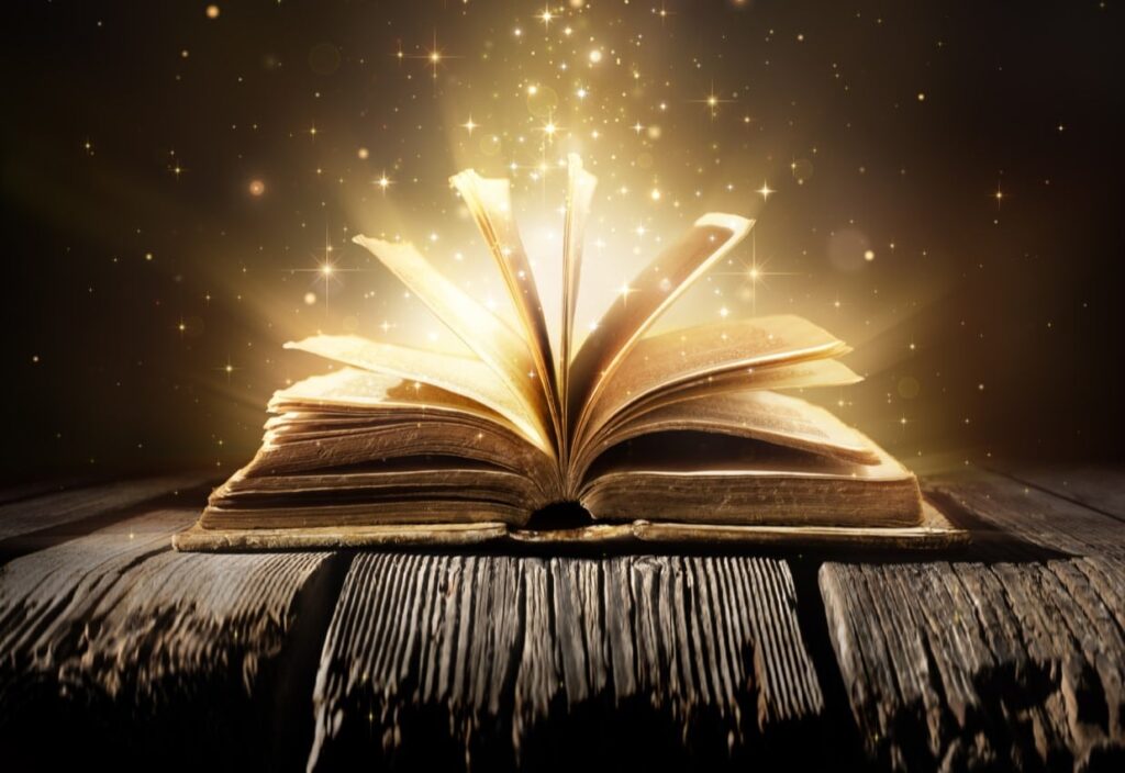 Visual Storytelling - aufgeschlagenes Buch mit goldenem Schimmern