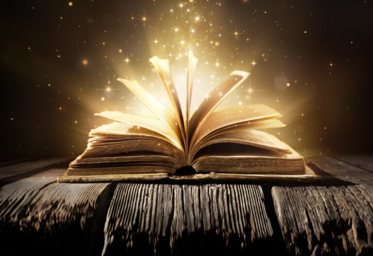 Visual Storytelling - aufgeschlagenes Buch mit goldenem Schimmern