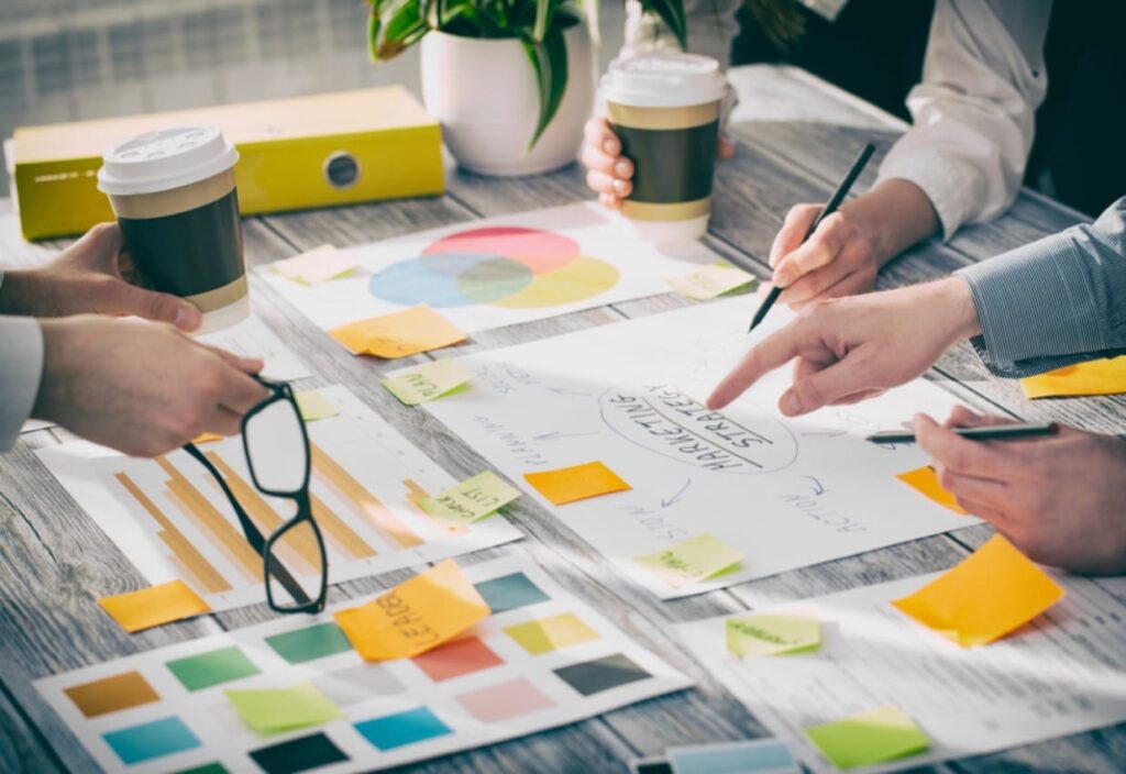 Content Themenfindung , Brainstorming mit Post-Its und Zetteln