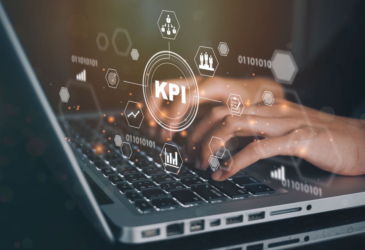 Marketing KPIs Artikelbild SMA Blog Laptop mit Händen