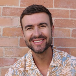 Mann mit Bart und buntem Hawaihemd