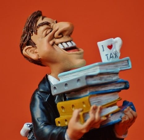 Zielgruppenanalyse Bild - Mann mit einem Stapel Ordner