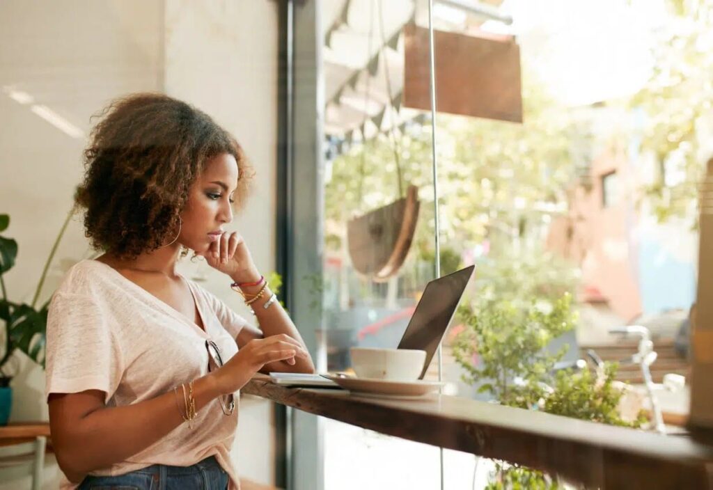 Selbststaendigkeit ; Frau mit Laptop