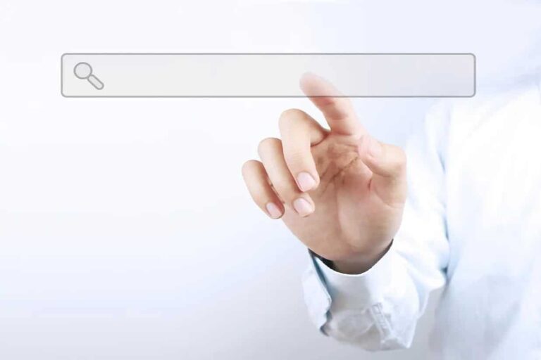 Suchmaschinen Platzierung - Nahaufnahme einer Hand die auf eine Suchleistengrafik tippt.
