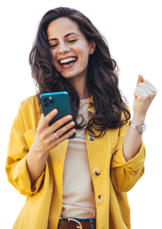 Eine Frau in einer gelben Jacke blickt lächelnd auf ihr Smartphone, das sie in ihrer Hand hält.