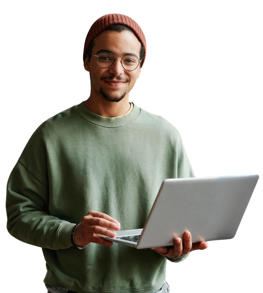 Ein Mann in einem grünen Pullover und einer roten Mütze hält einen Laptop in seinen Händen.