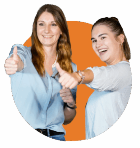 Tutorinnen der SMA strecken den Daumen nach oben und lachen