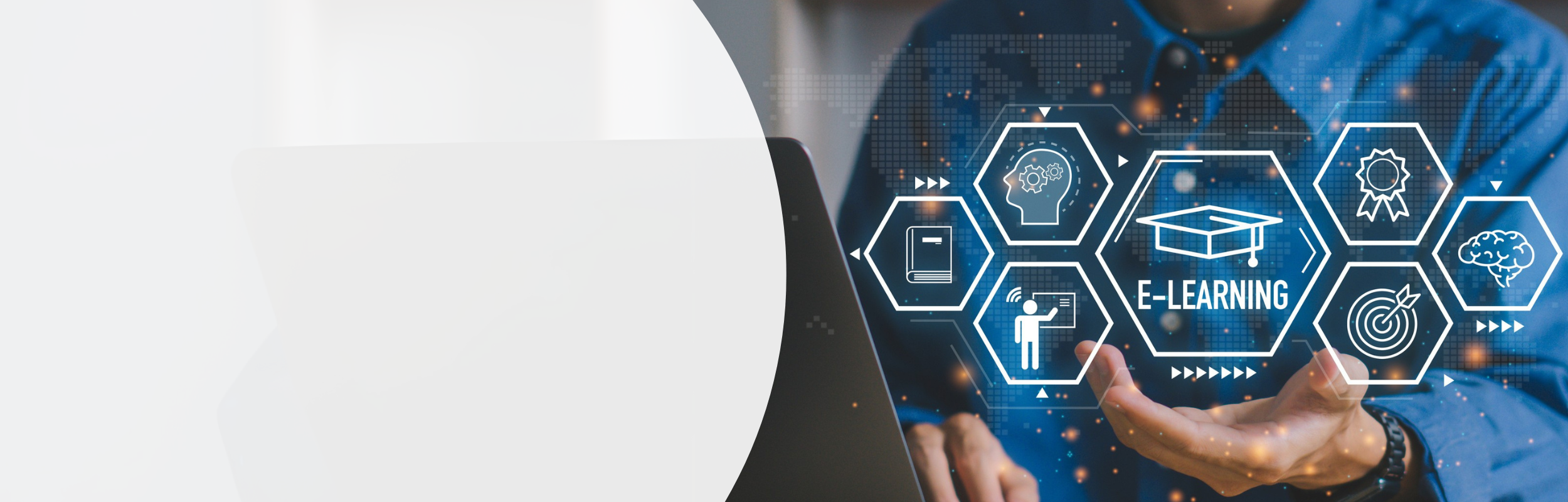 mehrere weiße Kacheln, die Icons rund um das Thema E-Learning enthalten: z.B. Ein Lernabzeichen, ein Buch, ein Dozent. Im Hintergrund ist ein Mann, der an einem Schreibtisch sitzt und einen Laptop bedient.