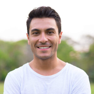 Portrait eines jungen Mannes in weißem Tshirt.