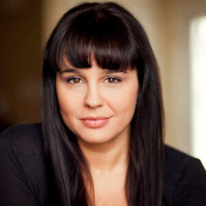 Portrait einer jungen Frau mit schwarzen langen Haaren.