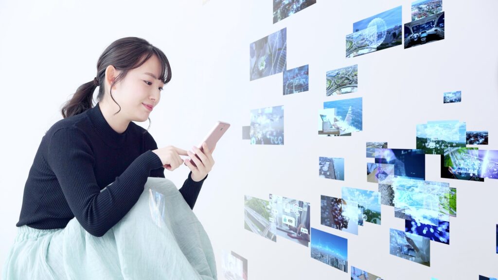 Asiatische Frau mit Smartphone in der Hand