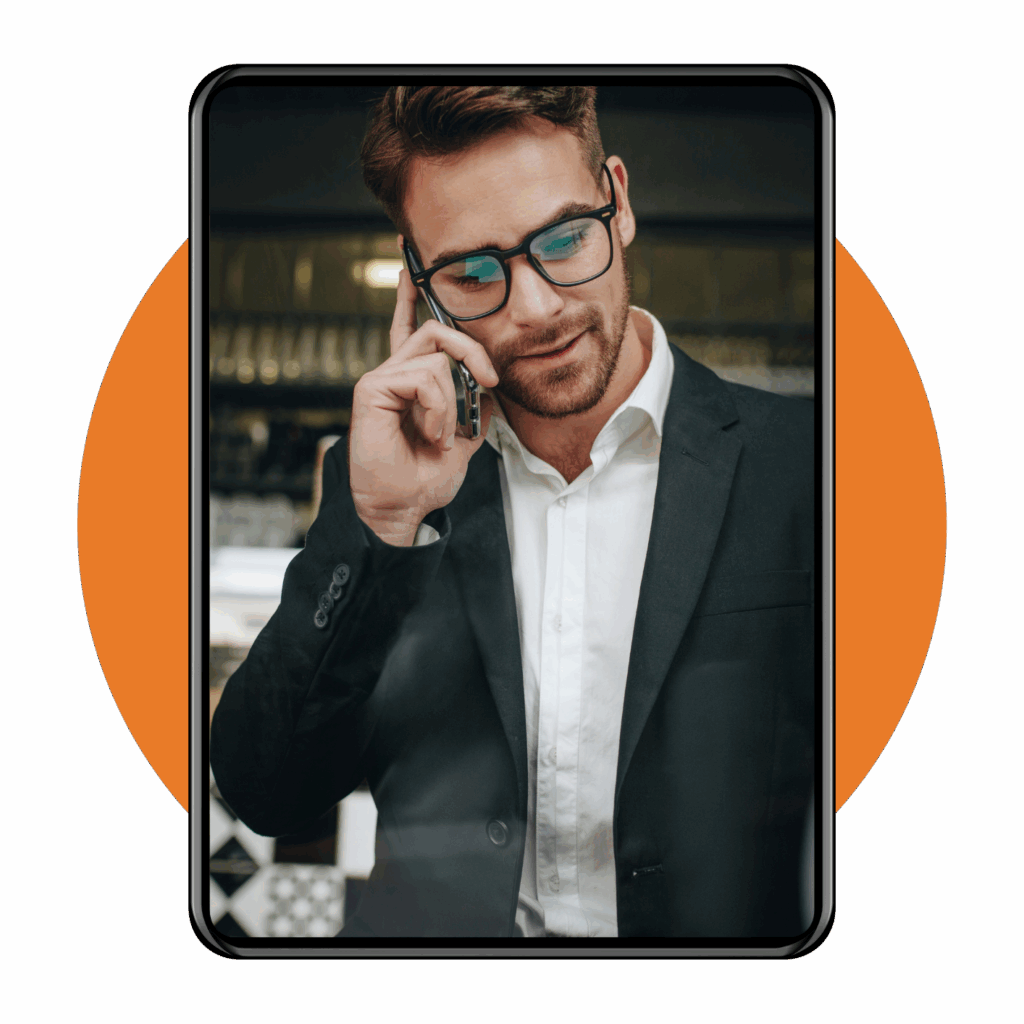 iPad zeigt Mann mit weißem Hemd, Sakko und Brille telefonierend am Smartphone