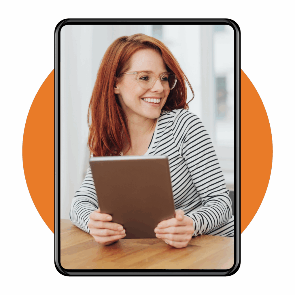 iPad zeigt lächelnde Frau mit rötlichen Haaren und Brille am Tablet