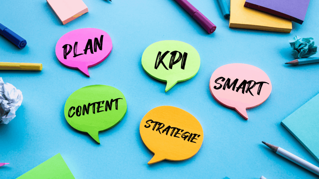 Bunte Post-Its in Sprechblasenform und Stifte liegen auf einem Tisch bereit, um einen Marketing Plan zu erstellen.