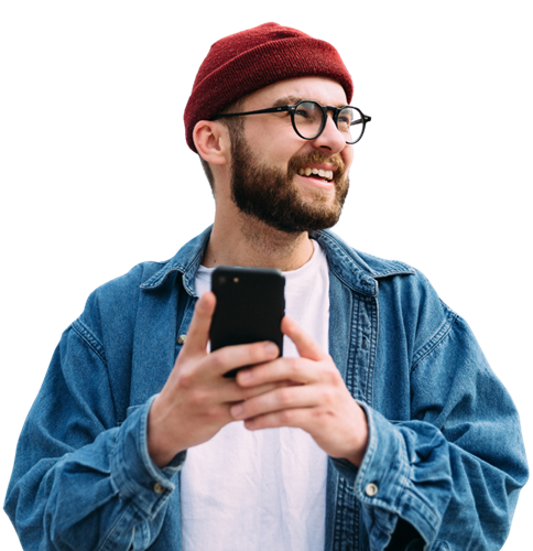 Mann mit blauer Jeansjacke und roter Mütze hält ein Smartphone in beiden Händen.